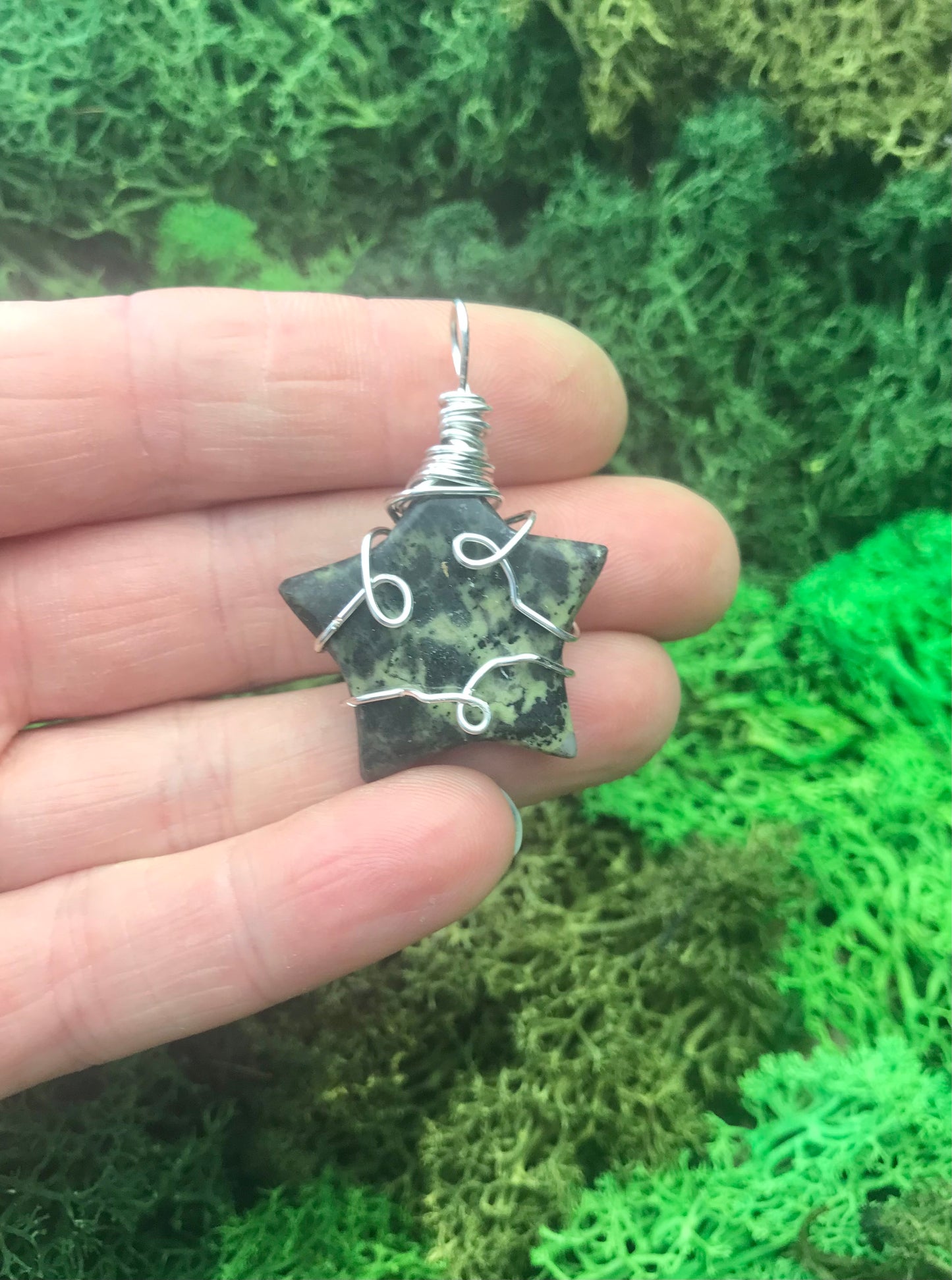 Green Serpentine Star in silver wire, pendant necklace