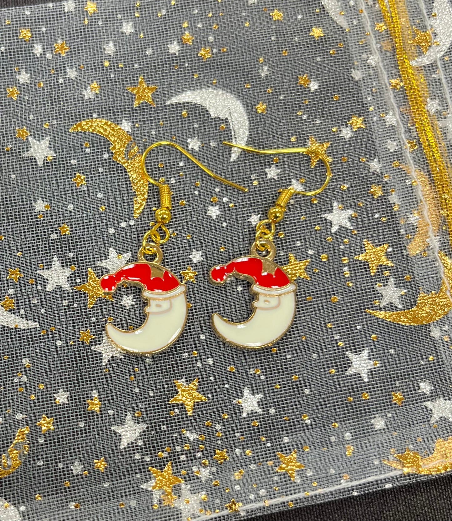 Gold-Plated “Man in the Moon” Santa Hat Earrings – Festive Holiday Dangle Jewelry